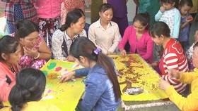 Từ nguồn vốn được các hội viên chung giúp, nhiều chị em phụ nữ ở huyện Tam Nông đã có được nghề đan thêu, tạo nguồn thu nhập