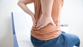 Đắp thuốc, nắn xương, bấm huyệt không chữa được thoát vị đĩa đệm