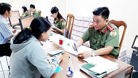 Cán bộ Phòng Quản lý xuất nhập cảnh hướng dẫn người dân và tiếp nhận hồ sơ làm hộ chiếu