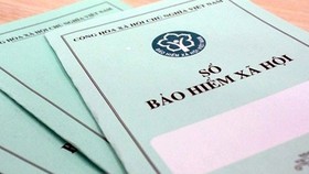 Tại sao đang làm việc lại nhận được sổ BHXH đã chốt?