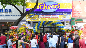 Giới trẻ “mua nhanh, ăn nhanh” Sài Gòn thích lướt cửa hàng Cheers