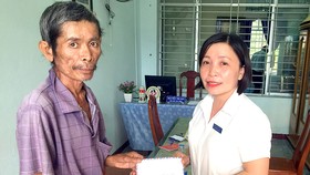 Trao tiền giúp đỡ trường hợp "Cả nhà mắc bệnh hiểm nghèo"