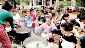 Tình người trong thảm họa ở Lào