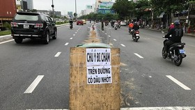 Nhiều người bị té xe máy vì nhớt trên đường