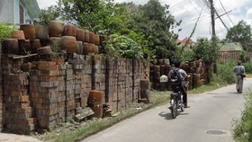 Một góc làng gốm Lái Thiêu. Ảnhh: VĂN PHONG