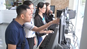 Doanh nghiệp khai thuế qua mạng. Ảnh: THÀNH TRÍ