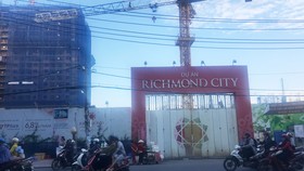 Việc đào đất, làm móng công trình Richmond City đã làm nhà cửa của hơn 40 hộ dân xung quanh bị nứt, sụt lún