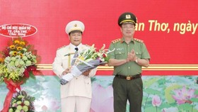 Thứ trưởng Nguyễn Văn Thành trao Quyết định và tặng hoa chúc mừng Đại tá Nguyễn Văn Thuận