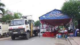 Hiểm họa do dựng rạp dưới lòng đường