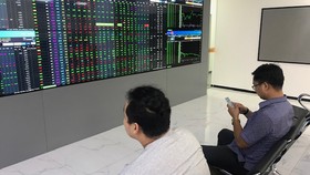 Vốn hóa TTCK Việt Nam mất hơn 17 tỷ USD trong tháng 10-2018. Ảnh: HUY ANH