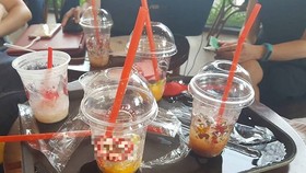 Một số cửa hàng cho dù khách uống tại chỗ vẫn dùng các ly nhựa, muỗng nhựa, ống hút nhựa