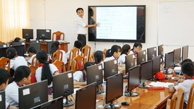 Với màn hình cảm ứng đa phương tiện, việc truyền đạt nội dung của thầy cô sẽ được học sinh tiếp thu dễ dàng hơn. Ảnh: HOÀNG HÙNG