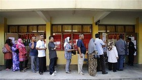 Cử tri Malaysia đi bầu cử sớm