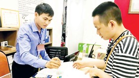 Người dân chứng thực giấy tờ ngoài giờ hành chính tại UBND phường Bến Thành, quận 1, TPHCM