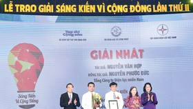 Đại diện nhóm tác giả của EVN SPC được trao nhận giải nhất trong cuộc thi “Sáng kiến vì cộng đồng” lần 2