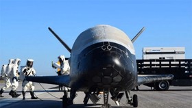 Các kỹ sư kiểm tra tàu bay tại Trung tâm Vũ trụ Kennedy tháng 5-2017. (Ảnh: Reuters)
