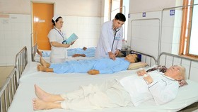 Bác sĩ khám cho bệnh nhân tại Bệnh viện Quận 9