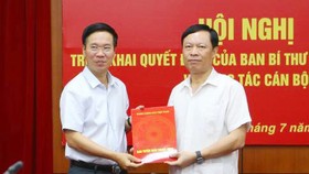 Ông Phạm Văn Linh nhận nhiệm vụ Phó Chủ tịch chuyên trách Hội đồng Lý luận Trung ương. Ảnh: TTXVN