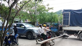 Người dân dựng rào phản đối đoàn xe ben chở đá, cát tung hoành