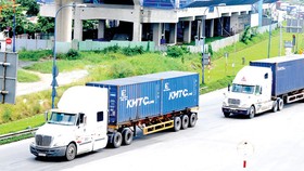 Xe container lưu thông trên xa lộ Hà Nội. Ảnh: THÀNH TRÍ