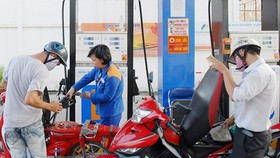 Khách hàng đổ xăng tại cây xăng Petrolimex trên đường Kinh Dương Vương, quận 6, TPHCM. Ảnh: CAO THĂNG