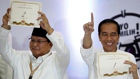 Đương kim Tổng thống Indonesia Joko Widodo (phải) và đối thủ Prabowo Subianto sẽ tranh cử Tổng thống vào năm sau. Ảnh: Reuters