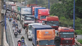 Xe container lưu thông trên đường Đồng Văn Cống Ảnh: THÀNH TRÍ