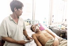 Anh Nguyễn Phi Tân đang điều trị tại BVĐK tỉnh Bình Định