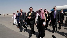Ngoại trưởng Mỹ Mike Pompeo và người đồng cấp Saudi Arabia Adel al-Jubeir ngay sau khi ông Pompeo đặt chân xuống Riyadh. Ảnh: Reuters.