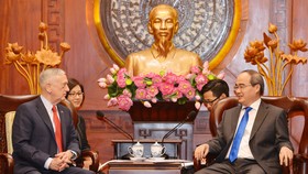 Bí thư Thành ủy TPHCM tiếp Bộ trưởng Quốc phòng Hoa Kỳ