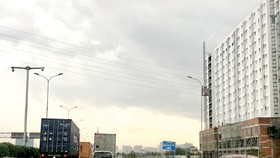 Xe cơ giới lưu thông đúng phần đường và giữ khoảng cách an toàn sẽ đảm bảo an toàn giao thông Ảnh: HUY ANH