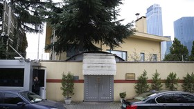 Một nhân viên an ninh đứng bên ngoài tòa nhà lãnh sự quán Saudi Arabia tại thành phố Istanbul, nơi nhà báo Jamal Khashoggi thiệt mạng. Ảnh: AP