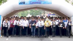Thi bưng nước trên đường phố