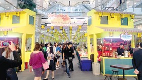 Người dân Thái Lan đến tham quan và mua sắm các mặt hàng tiêu biểu của Việt Nam tại Tuần hàng và du lịch Việt Nam năm 2018 tại Thái Lan