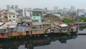 Giải pháp cấp bách di dời nhà ven và trên kênh rạch