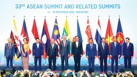 Thủ tướng Nguyễn Xuân Phúc và các trưởng đoàn chụp ảnh chung tại Lễ khai mạc Hội nghị Cấp cao ASEAN 33 Ảnh: TTXVN