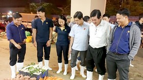 Khoai tây, cà rốt, củ cải đã được sơ chế tại nguồn trước khi chuyển về kinh doanh tại chợ Bình Điền