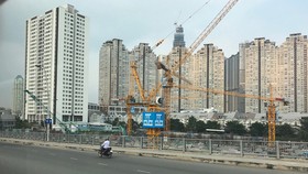 Công trình xây dựng tại các quận trung tâm đã gây áp lực lên hạ tầng kỹ thuật và xã hội Ảnh: Huy Anh