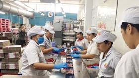 Dây chuyền đóng gói mặt hàng xúc xích tiệt trùng tại Vissan Ảnh: Tường Dân