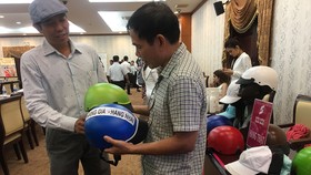 Người tiêu dùng phân biệt nón thật - nón giả tại TPHCM