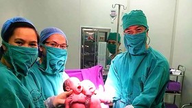 Các bác sĩ Bệnh viện Sản Nhi Quảng Ninh đón 2 trẻ sinh đôi bằng phương pháp thụ tinh trong ống nghiệm