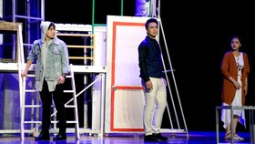 Các diễn viên của Nhà hát Tuổi Trẻ trong vở Hoa cúc xanh trên đầm lầy