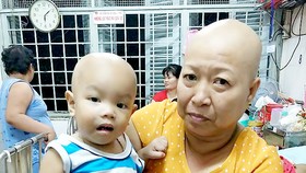 Bà Phan Thị Huyền và bé Mai Hữu Luân