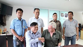 Tài xế trả lại túi tiền cho du khách