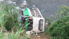 Lật xe tại Lào, 6 người thương vong