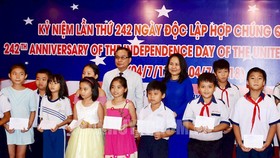Các em học sinh được nhận học bổng. Thanhuytphcm.vn