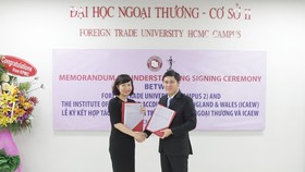 Bà Đặng Thị Mai Trang, Trưởng đại diện ICAEW tại Việt Nam và TS. Phạm Hùng Cường, Trưởng ban QLKH-HTQT Đại học Ngoại thương – Cơ sở II