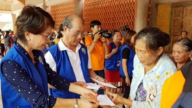 Trao quà cho các bệnh nhân