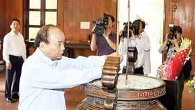 Thủ tướng Nguyễn Xuân Phúc dâng hương tại Khu Di tích quốc gia đặc biệt Kim Liên