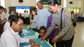 Cử tri Campuchia đến bỏ phiếu